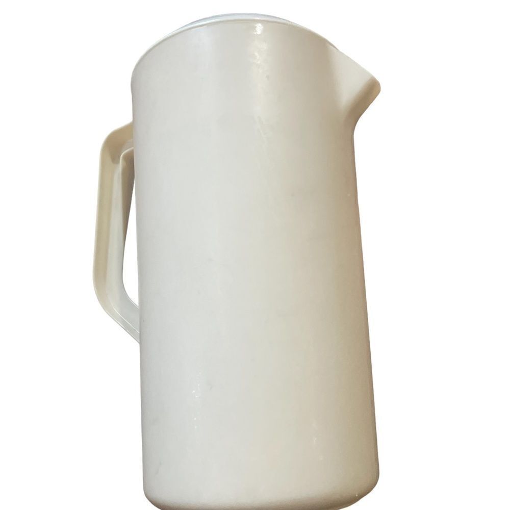 Vintage Rubbermaid Cream color 2.25 Qt. J-2445 Pitcher‎ w/White Lid